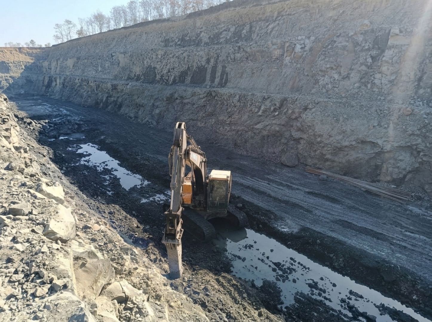 Rock excavation close-up, Nanded Railway